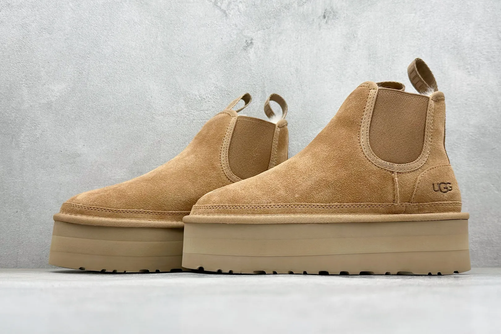 🐲💰 560 supports store UGG sheepskin and fur integrated snow boots 4526 Chelsea thick soles. All shoes are made of ZP from the same factory. Longfeng A-grade Australian imported sheepskin and fur integrated brand OEM production line fully follows the ZP process. OEM original pattern maker adheres to the principle of no original shoes and no development selection. Pay attention to every detail. The most correct version on the market 35-40. Item number: 1134526